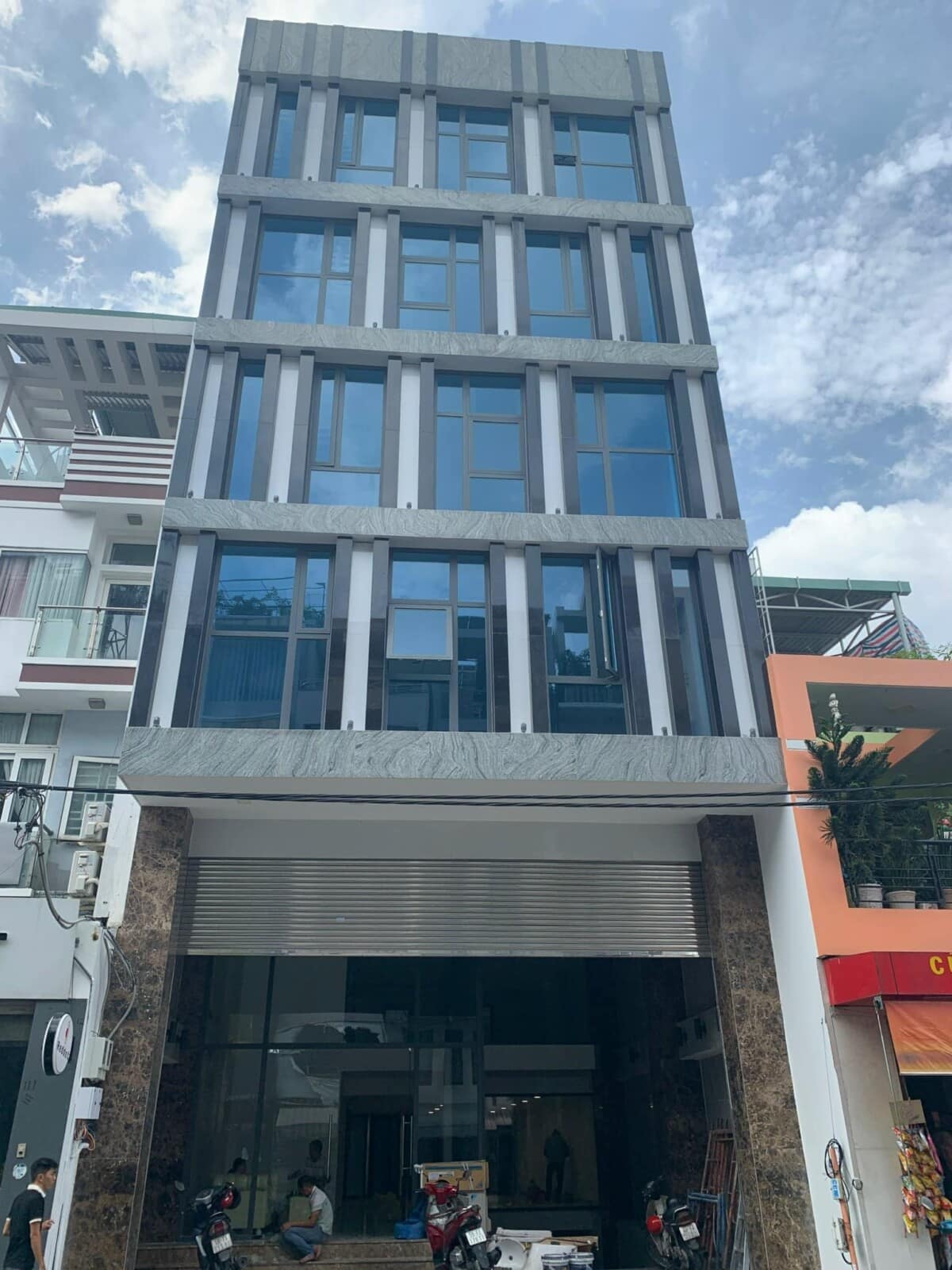 tòa nhà mặt tiền trần khắc chân. p. tân Định, quận 1
